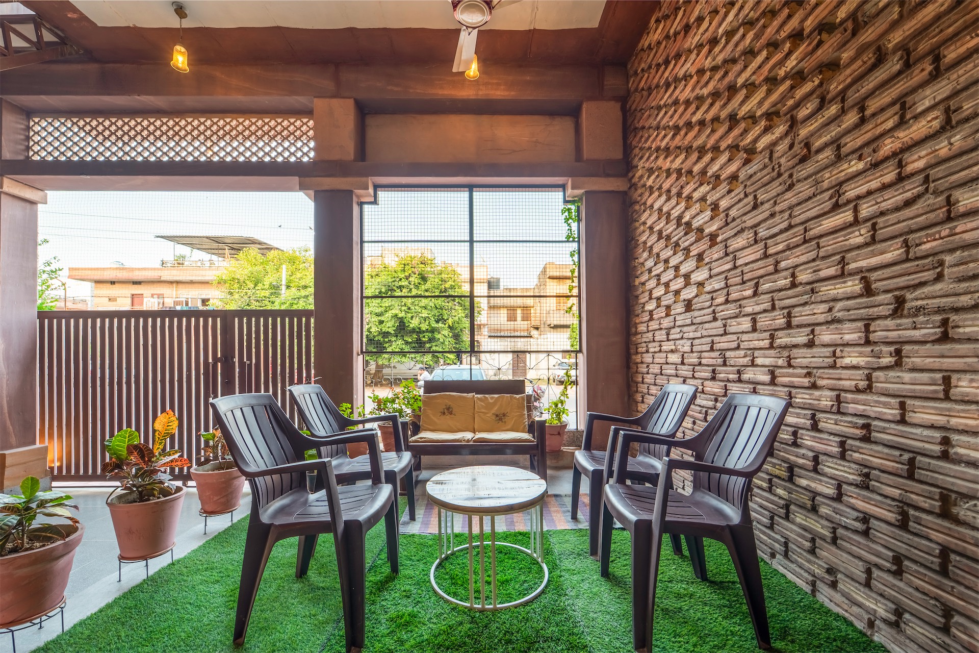 Entrance sitting area with sandstone walls