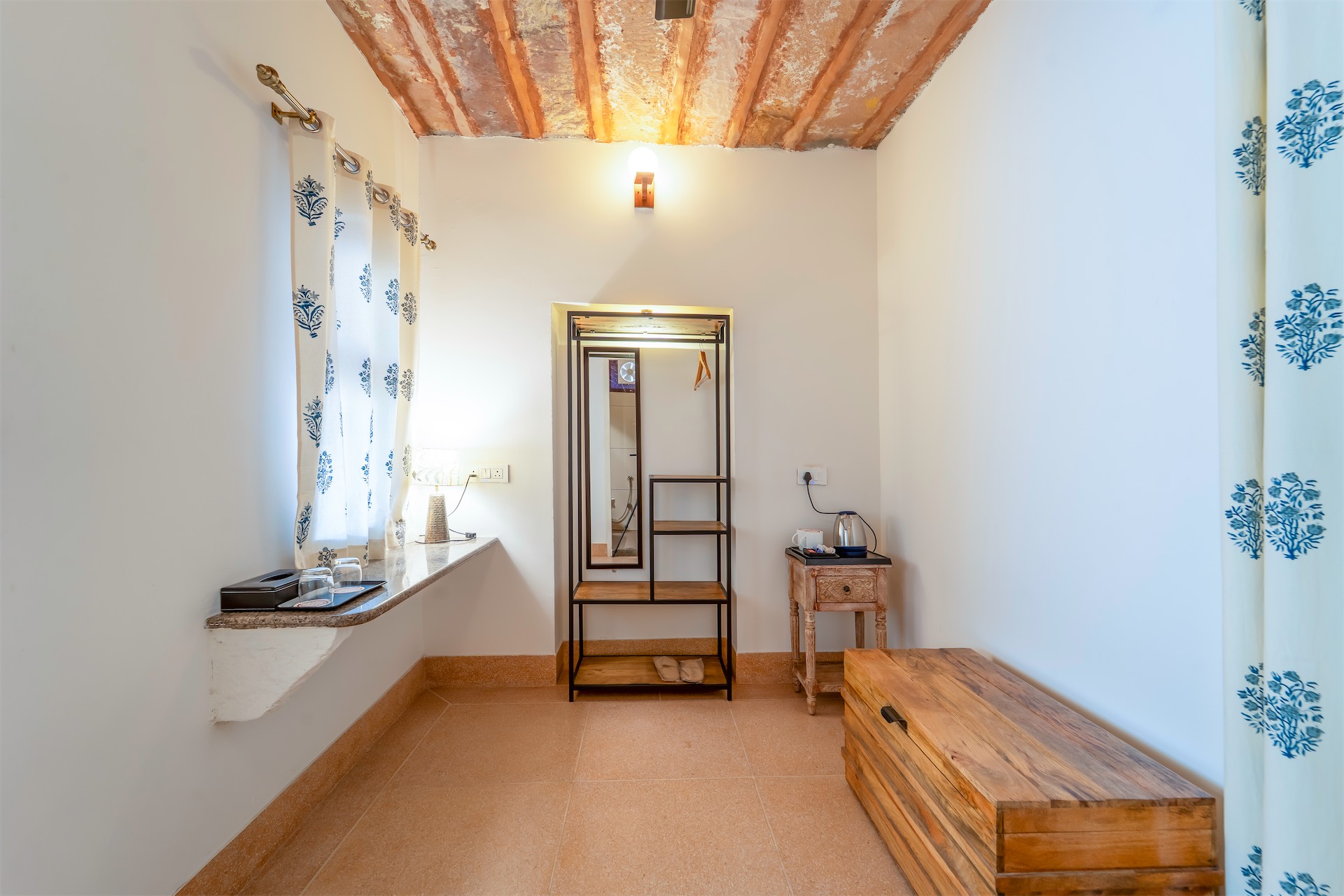 Comfort Suite — sitting corner with wooden chest