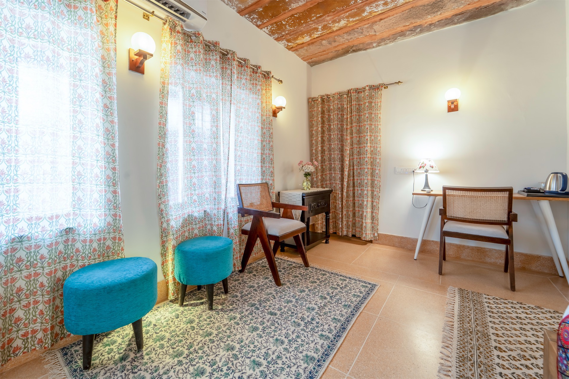 Comfort Deluxe — wide angle with heritage ceiling